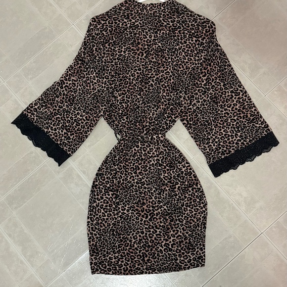 Leopard Print Robe with Black Lace - Picture 2 of 5